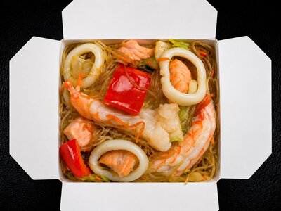 Вок с морепродуктами и лапшой фунчоза