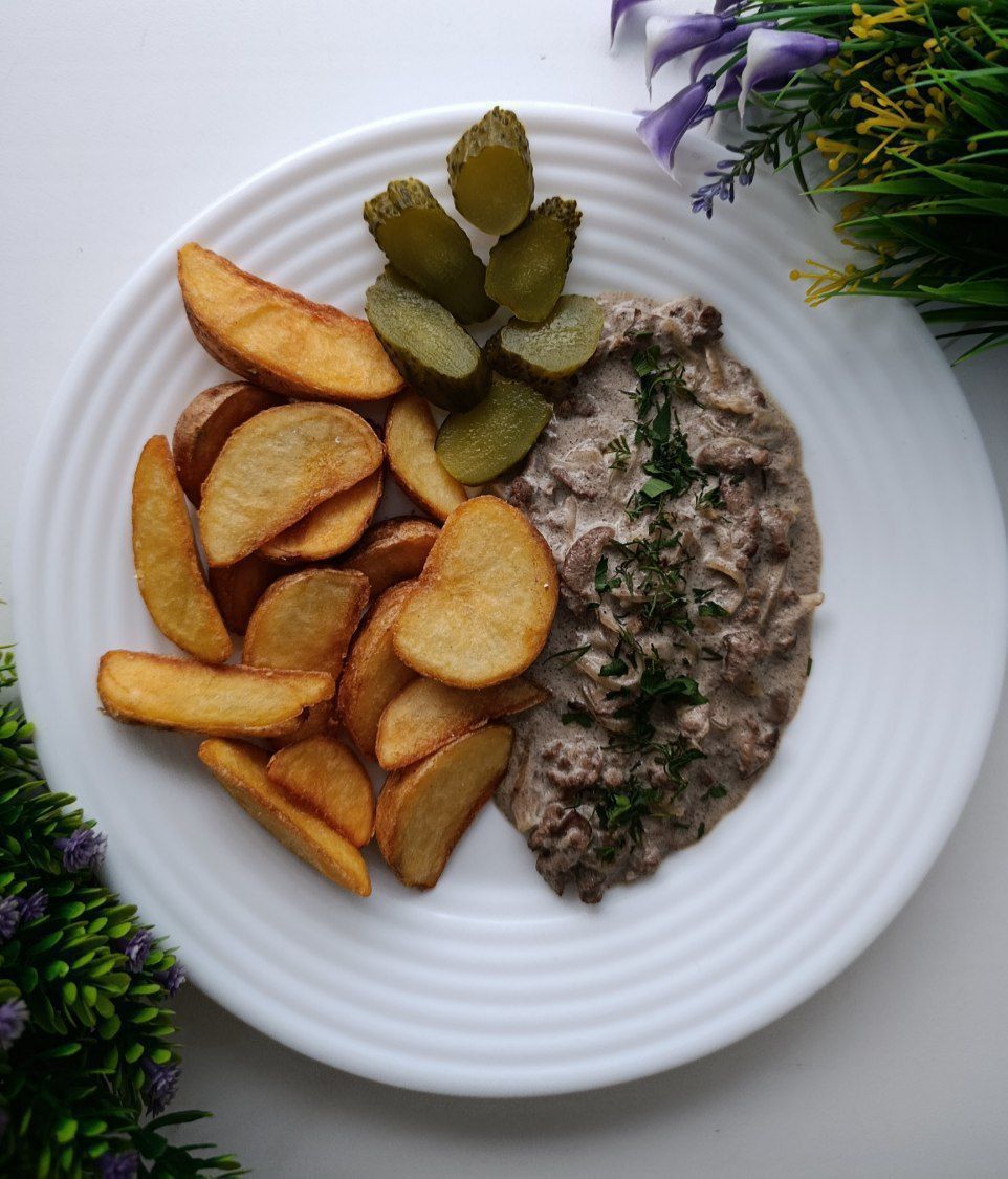 Бефстроганов с картофельными дольками 