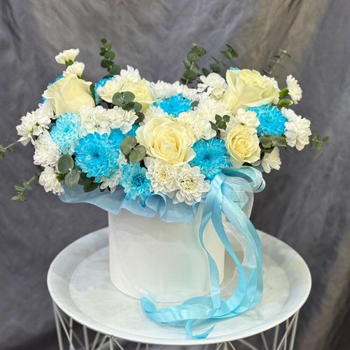 Цветы в коробке: розы, хризантемы, зелень (к2018)