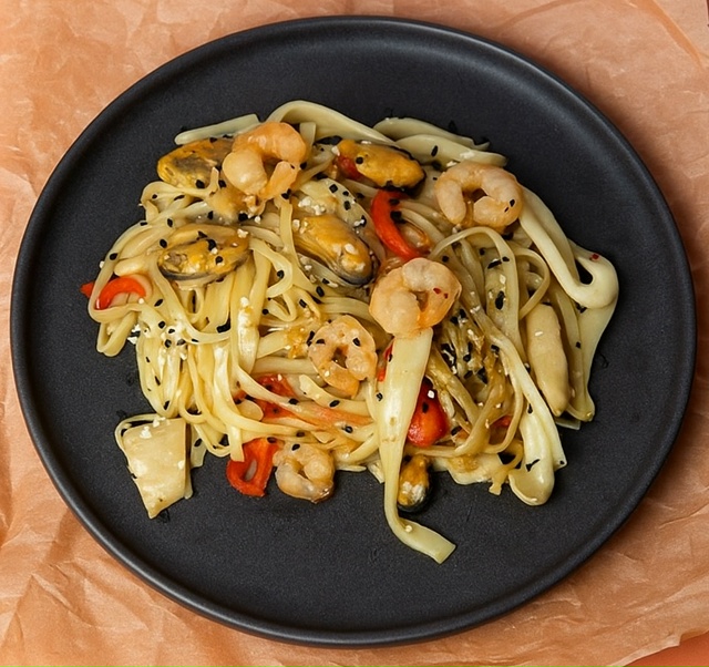 SS Лапша Удон с морепродуктами в соусе террияки