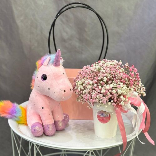 Цветы с игрушкой в сумочке: единорог розовый