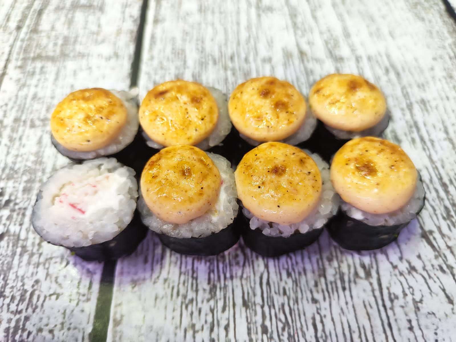 Запечённый Маки ролл с курицей и яки