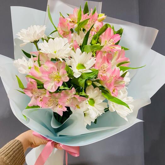 Букет из хризантем и альстромерий