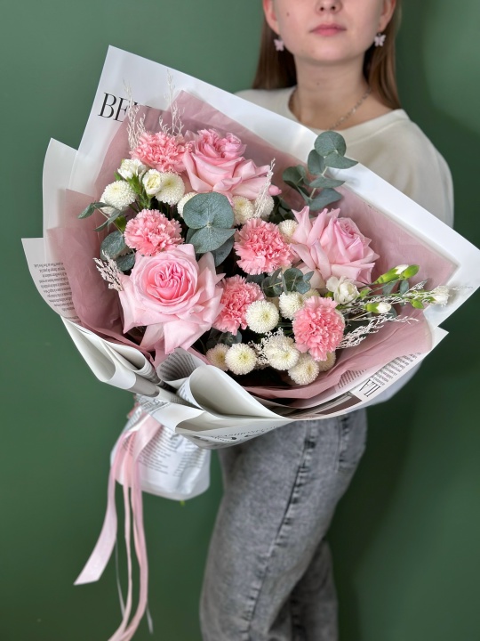 Эквадорские розы Пинк Охара с розовыми диантусами ,хризантемой ньютон и эвкалиптом