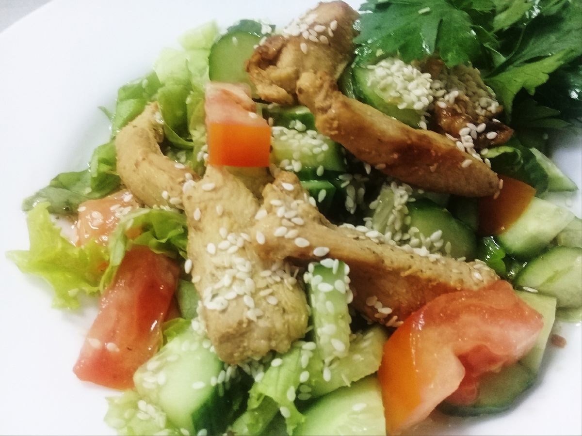 Салат с жареной курочкой