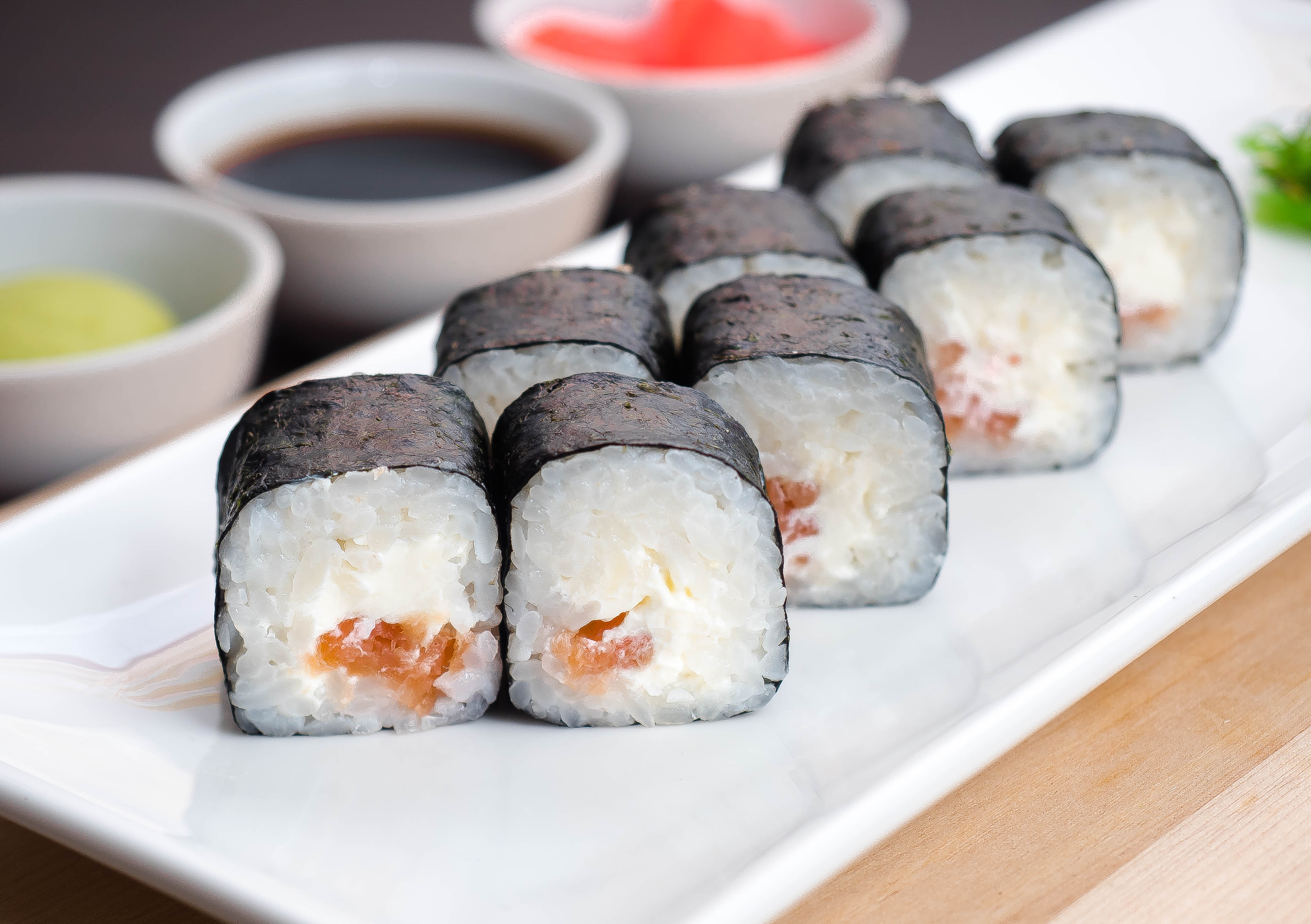 Ролл с лососем и сыром