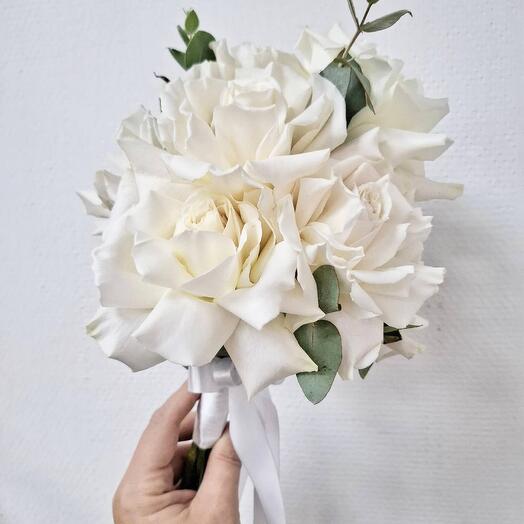 Свадебный букет «Розочка» из роз и эвкалипта