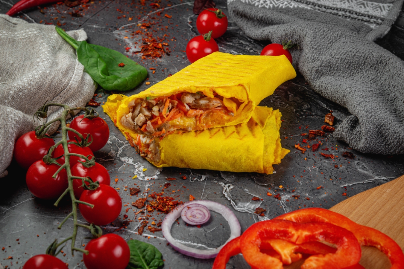 Шаурма в сырном лаваше с мясом курицы