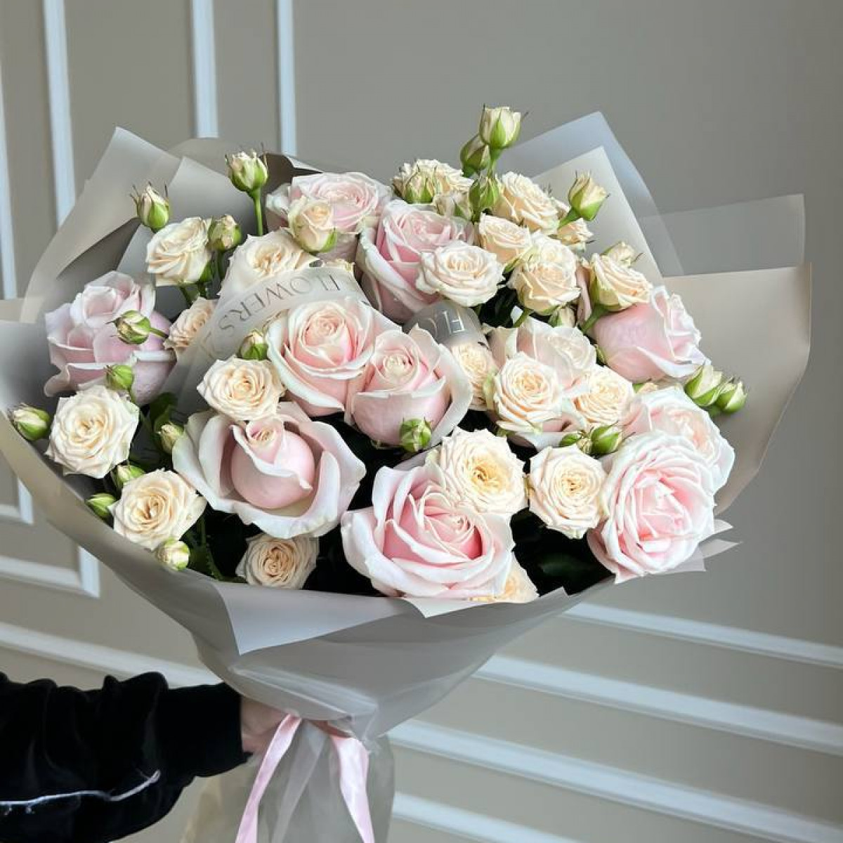 Сборный букет из роз одноголовых и кустовых