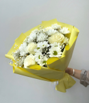 Сборный букет живых цветов из хризантем, гипсофил и белой розы