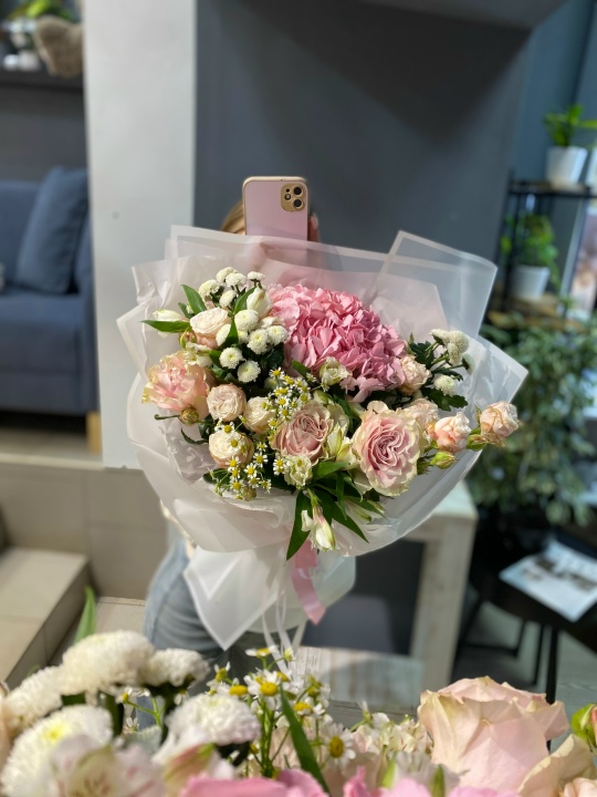 Букет с розовой гортензией