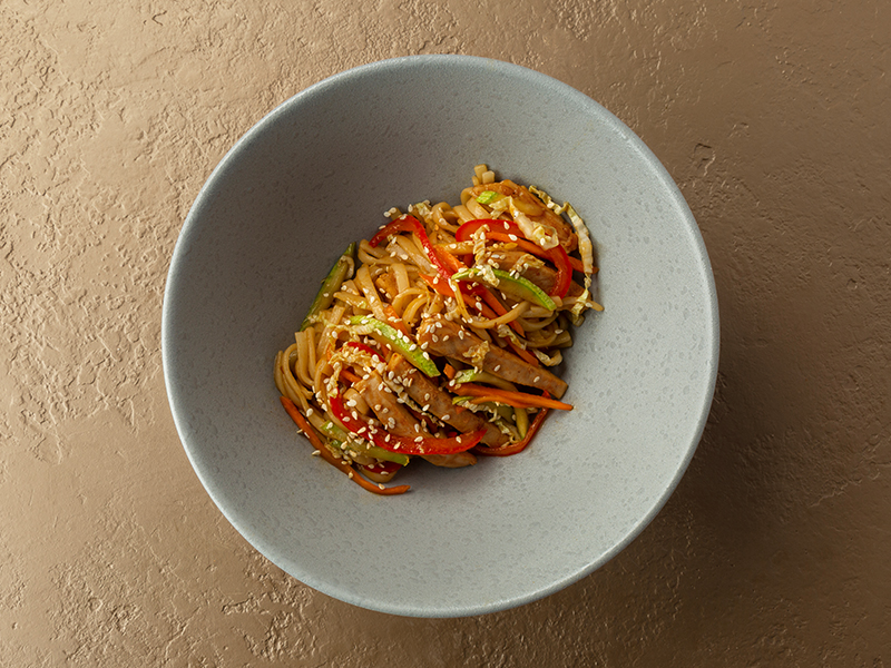 Удон со свининой, овощами и соусом терияки