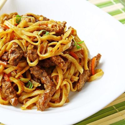 Спагетти с овощами и курицей