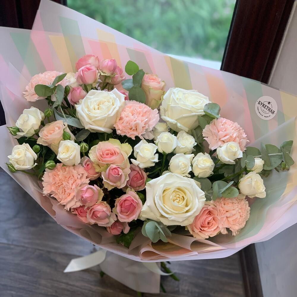 Для милой девушки с пионовидными розами