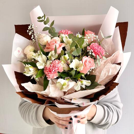 Авторский букет «Потрясающе красива» из роз