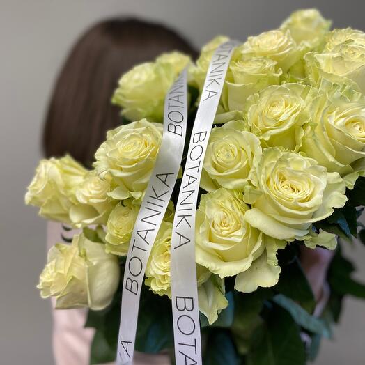 25 белых роз с атласными лентами