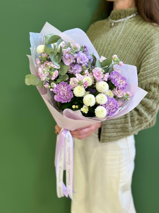 Букет с маттиолой ,лунными гвоздиками и хризантемой ньютон