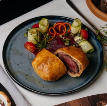 Биф Веллингтон с ягодным соусом