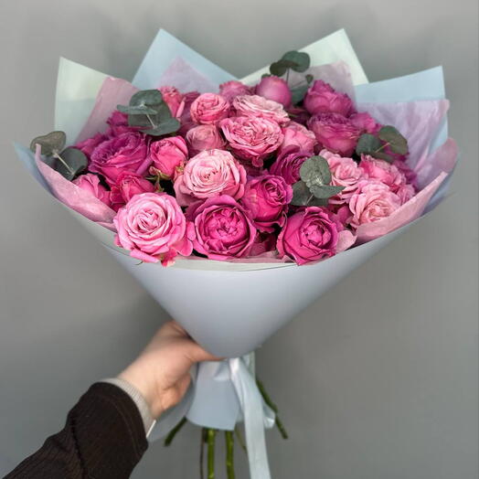 Букет с кустовой розой и эвкалиптом