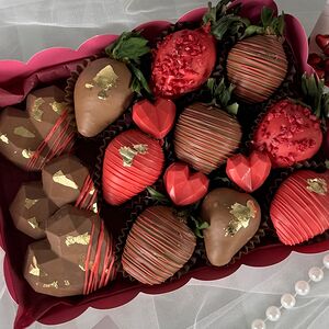Клубника 9 ягод + дубайский шоколад 3 сердца