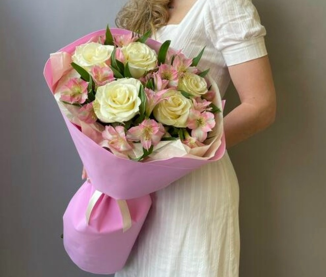 Пышный и нежный букет с белой розой и розовой альстромерией