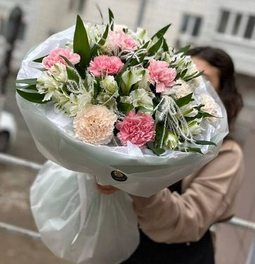 Нежные диантусы и альстромерии