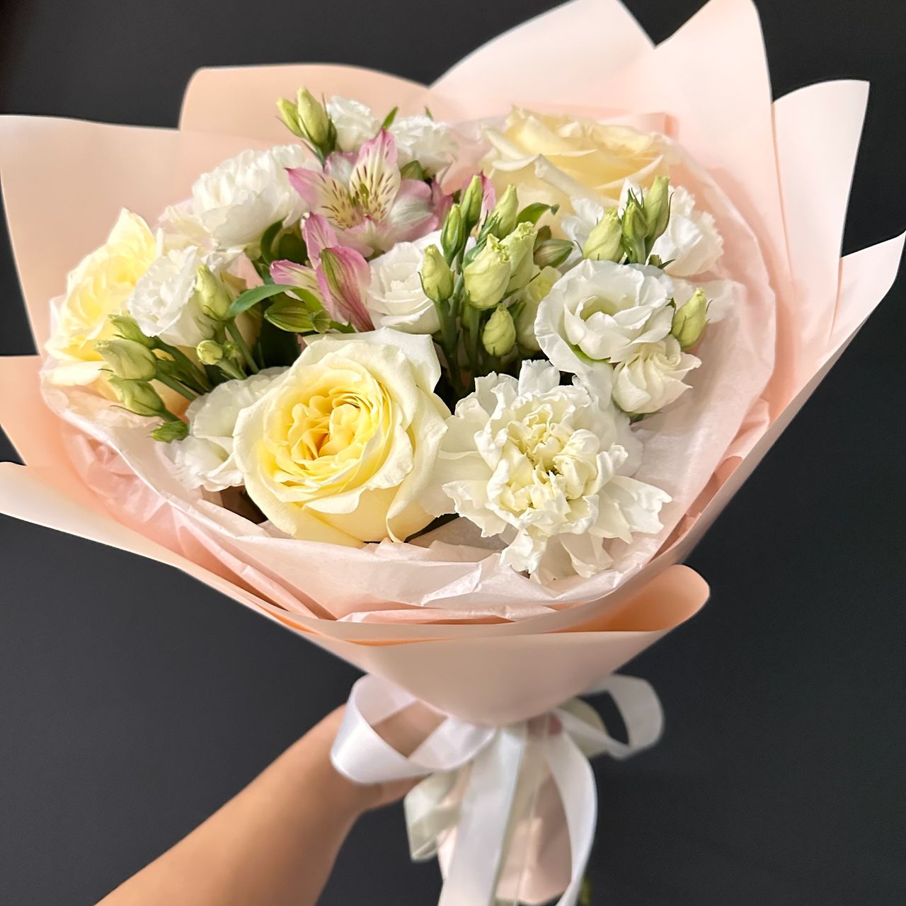 Букет из пионовидных роз и лизиантуса