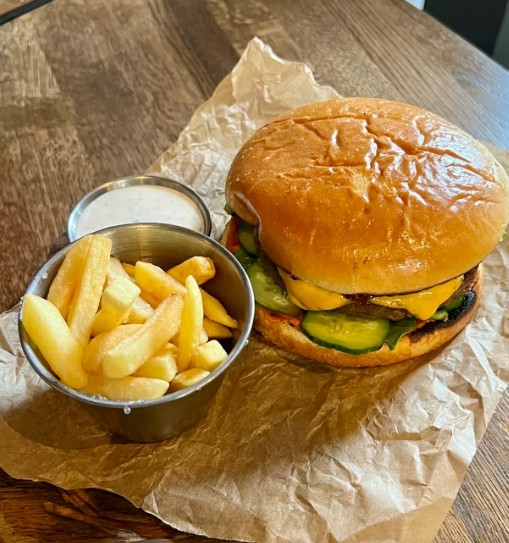 Бургер Академика К. с фирменной котлетой