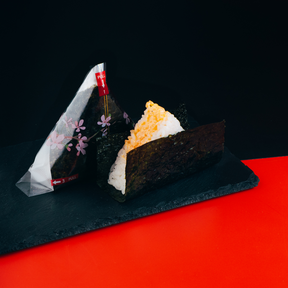 Онигири острый лосось