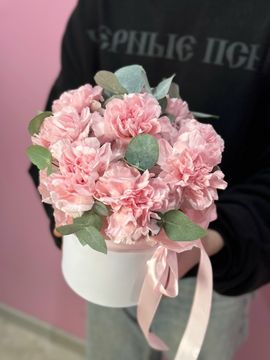 Композиция розовые диантусы с эвкалиптом