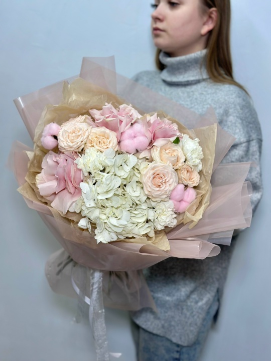 Букет с гортензией ,французскими розами ,кустовыми розами и хлопком