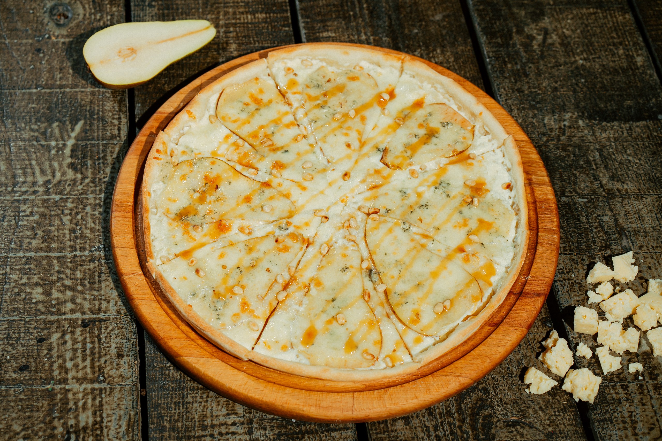 Пицца с грушей и орешками