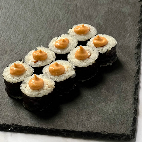 Маки с копчёной курицей и соусом спайси
