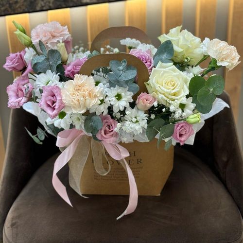 Цветы в крафтовой сумочке