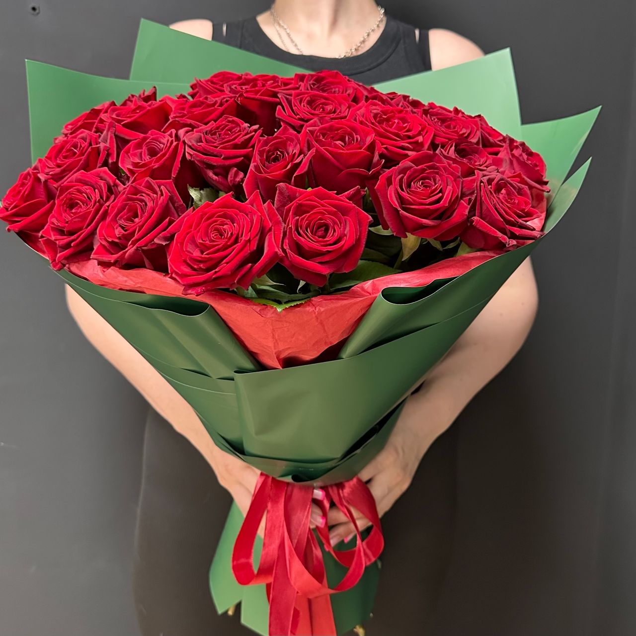 35 бордовых роз 60 см