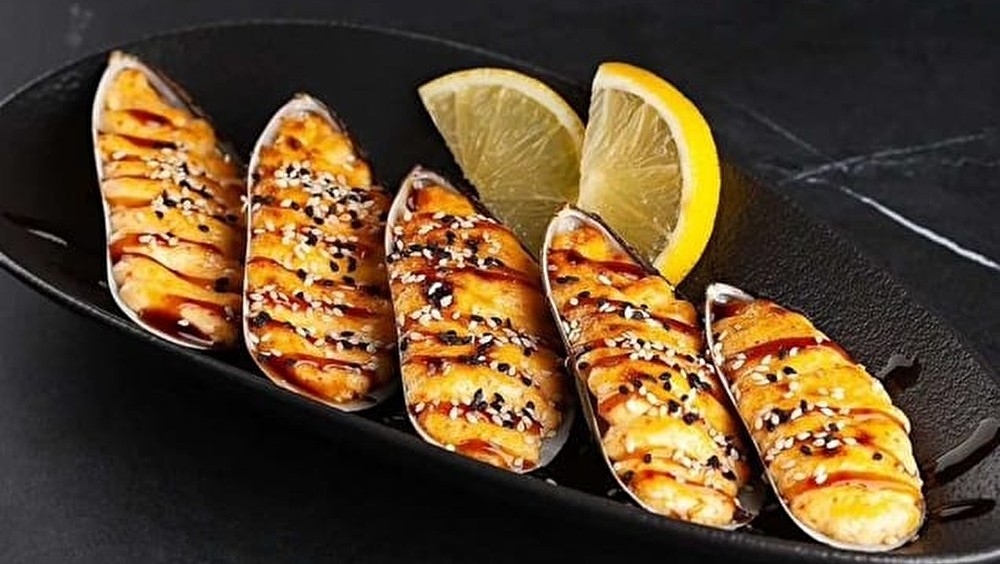 Мидии под сыром 5шт с чесночным соусом