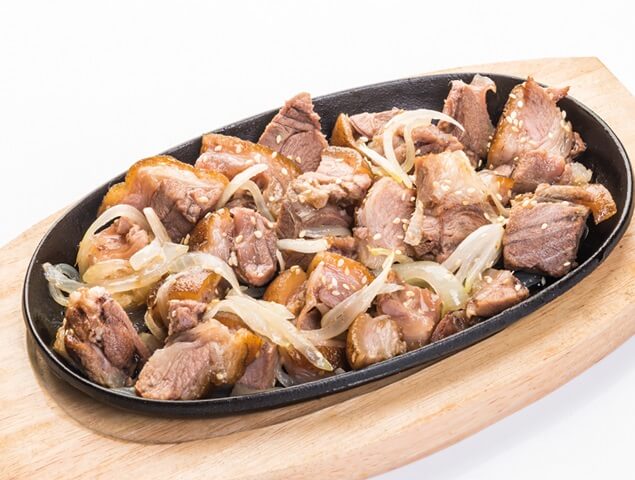 Рулька, обжаренная с луком