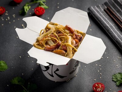 Морепродукты с яичной лапшой и устричным соусом