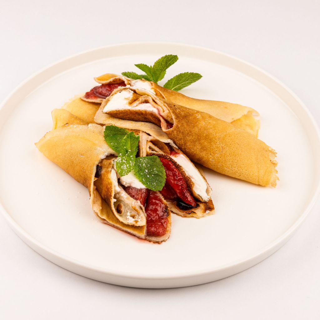 Блины с клубничной начинкой и сливочным сыром