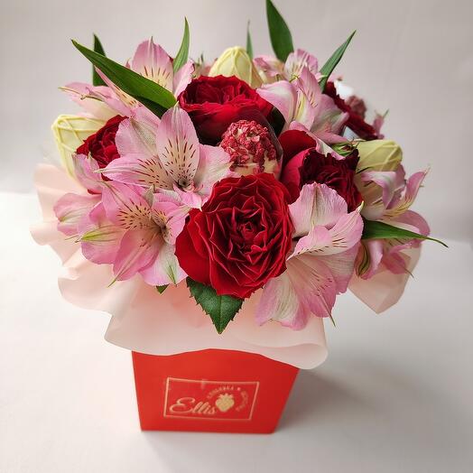 Букет из клубники с цветами