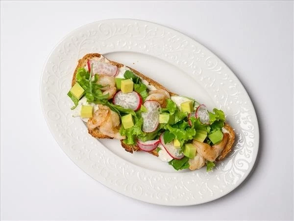 Брускетта с авокадо и креветками