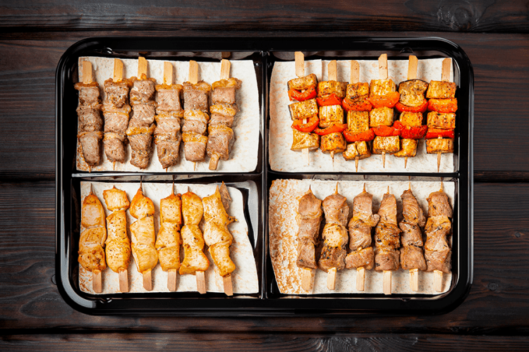 На 2-4 персоны ассорти шашлыков с овощами мини