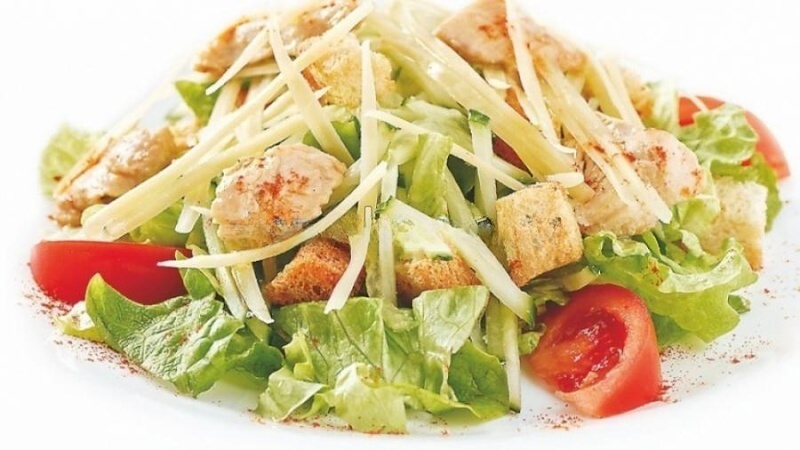 Салат Цезарь с курицей
