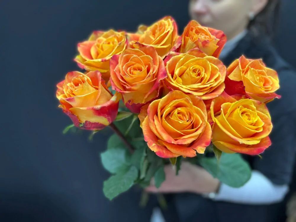 Букет из 9 оранжево-желтых роз