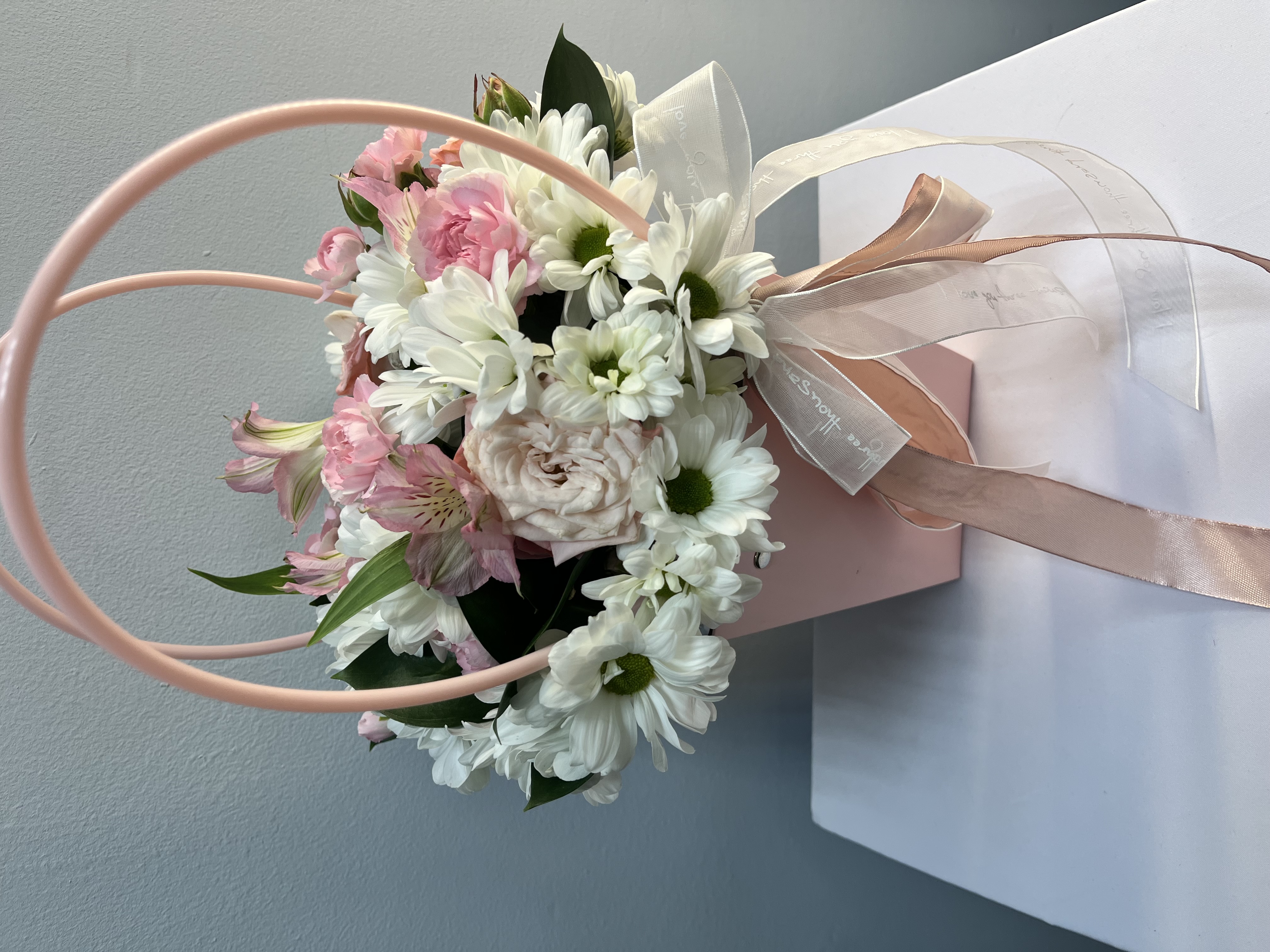 Композиция с хризантемой и розами розовая 