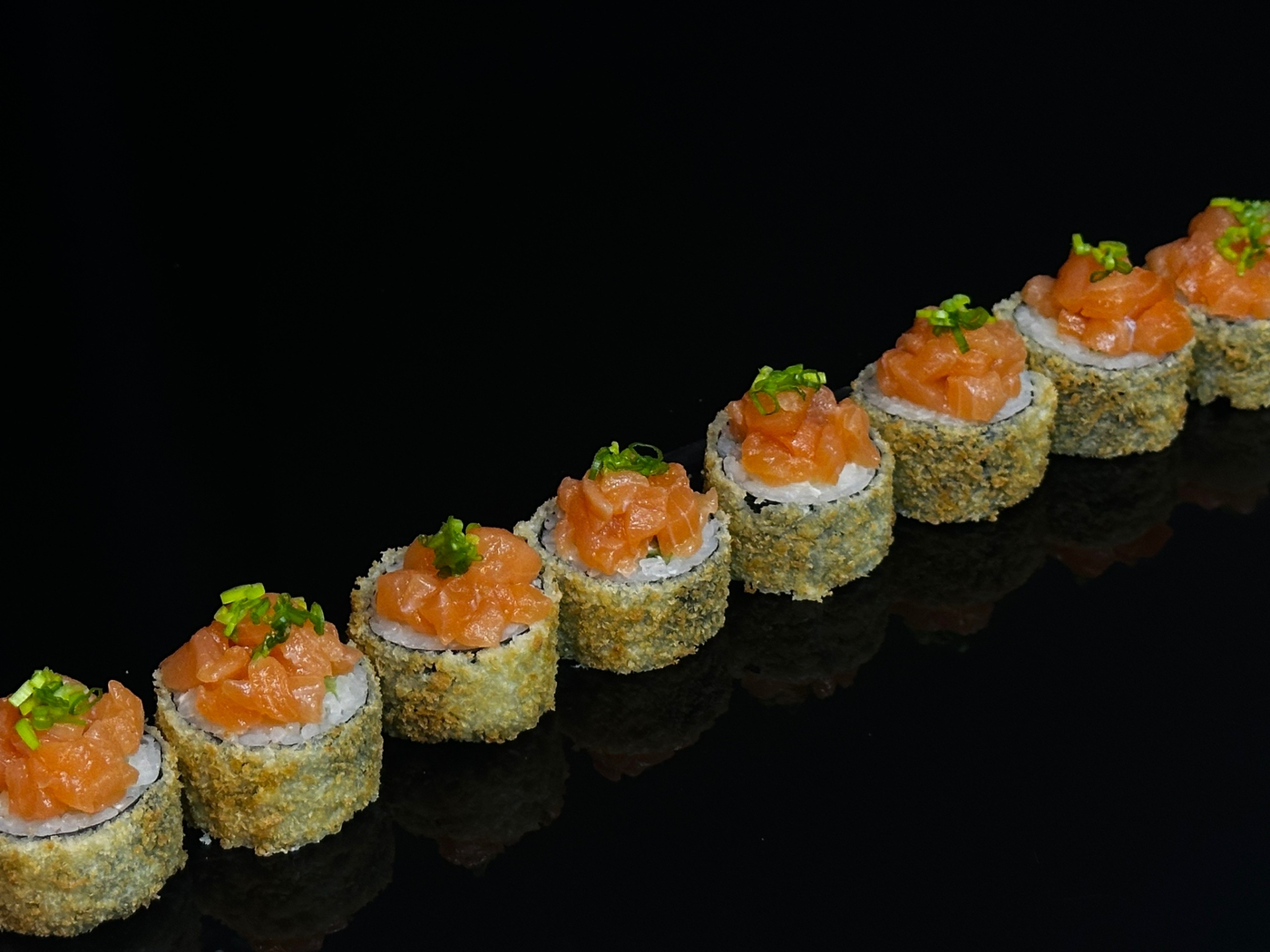 Жаренный ролл лосось юдзу