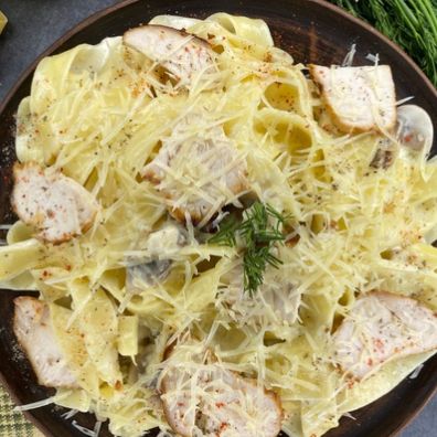 Паста с курицей и грибами