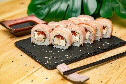 Ролл в беконе с курицей