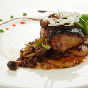 Черная треска с грибами еринги