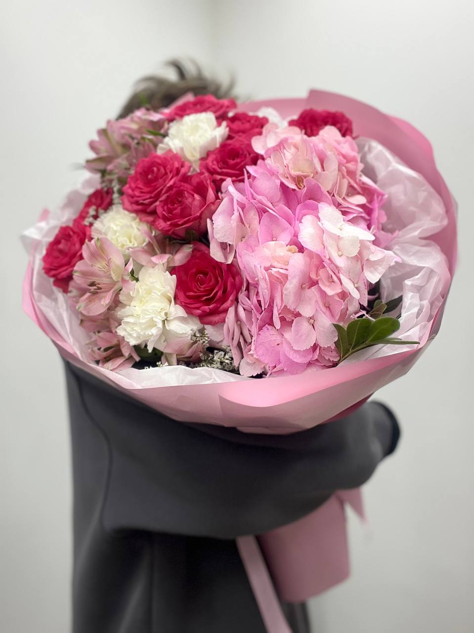 Букет из гортензии и кустовых роз